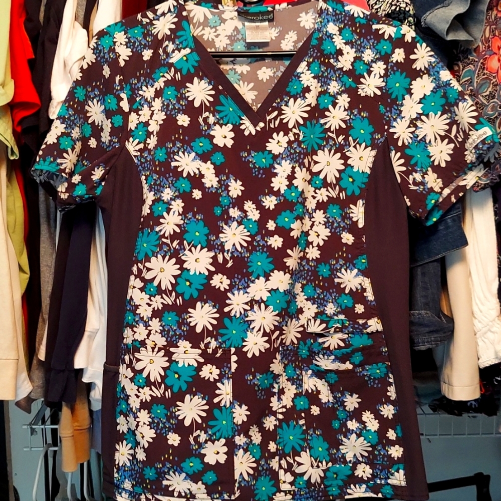 Cherokee flex scrub top